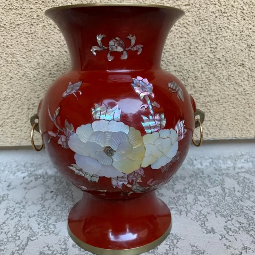 Vase with pearl design